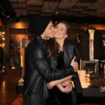 Klebber Toledo e Camila Queiroz se beijam em evento de moda