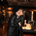 Klebber Toledo e Camila Queiroz se beijam em evento de moda