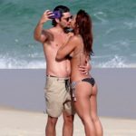 Bruno Gissoni e Yanna Lavigne se beijam na praia da Barra da Tijuca