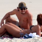 Bruno Gissoni e Yanna Lavigne namoram na praia da Barra da Tijuca
