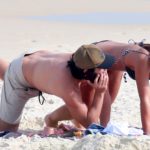 Bruno Gissoni e Yanna Lavigne namoram na praia da Barra da Tijuca