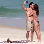 Bruno Gissoni e Yanna Lavigne se beijam na praia da Barra da Tijuca