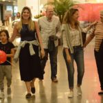 Dani Calabresa passeia com a família em shopping do Rio de Janeiro