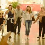 Dani Calabresa passeia com a família em shopping do Rio de Janeiro