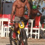 Rafael Zulu pedala na orla da Barra da Tijuca