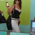 Priscila Fantin em aeroporto do Rio de Janeiro