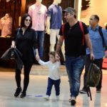 Alexandre Nero com esposa e filho em aeroporto do Rio de Janeiro