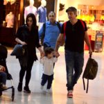 Alexandre Nero com esposa e filho em aeroporto do Rio de Janeiro