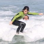 Kauai, filho de Dani Suzuki, aprendendo a surfar