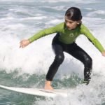 Kauai, filho de Dani Suzuki, aprendendo a surfar