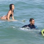 Dani Suzuki acompanha aula de surf do filho na Praia de Grumari