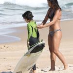 Dani Suzuki acompanha aula de surf do filho na Praia de Grumari (FOTO: AGNews)