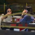 Isis Valverde almoça com amiga em shopping do Rio de Janeiro