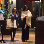 Isis Valverde caminha por shopping da Barra da Tijuca