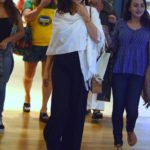 Isis Valverde caminha por shopping da Barra da Tijuca