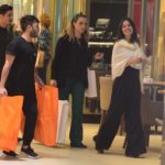 Isis Valverde recebe ajuda com sacolas de compras em shopping do Rio