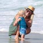 Karina Bacchi e o filho Enrico na praia da Barra da Tijuca