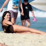 Kyra Gracie relaxa na praia da Barra da Tijuca