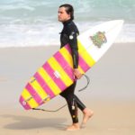 Felipe Dylon surfando na praia de Ipanema