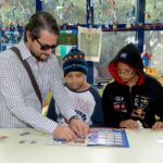 Marcelo Serrado interage com crianças no GRAACC de SP