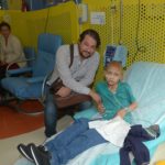 Marcelo Serrado interage com crianças no GRAACC de SP