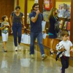 Juliano Cazarré com esposa e filhos em shopping da Barra da Tijuca