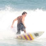 Felipe Dylon surfando na Praia de Ipanema