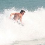 Felipe Dylon surfando na Praia de Ipanema