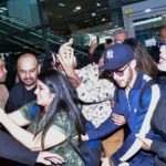 Nick Jonas causa alvoroço entre fãs, em aeroporto de Guarulhos, São Paulo