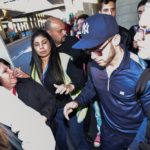 Nick Jonas causa alvoroço entre fãs, em aeroporto de Guarulhos, São Paulo