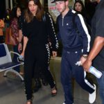Nick Jonas chega no Aeroporto Internacional de Guarulhos com Priyanka Chopra