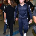 Nick Jonas chega no Aeroporto Internacional de Guarulhos com Priyanka Chopra