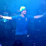 Thiago Martins faz show no Morro da Urca após jogo do Brasil