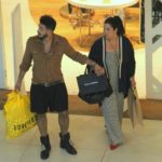 Fabiana Karla e o namorado em shopping da Barra da Tijuca