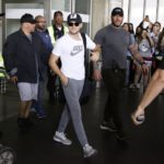 Niall Horan chega no aeroporto do Rio de Janeiro