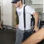 Niall Horan chega no aeroporto do Rio de Janeiro