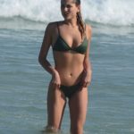 Sasha Meneghel de biquíni na praia da Barra da Tijuca