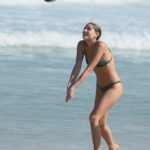 Sasha Meneghel de biquíni na praia da Barra da Tijuca