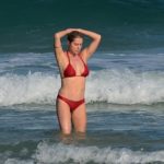 Letícia Spiller de biquíni na praia da Barra da Tijuca