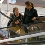 Grazi Massafera com a filha Sofia em aeroporto do Rio de Janeiro