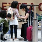 Samara Felippo com as filhas em aeroporto do Rio de Janeiro