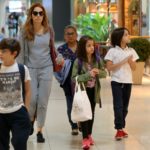 Poliana Abritta com os filhos em aeroporto do Rio de Janeiro