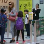 Poliana Abritta com os filhos em aeroporto do Rio de Janeiro