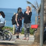 Monique Evans e Cacá Werneck na praia de Ipanema
