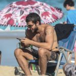 Chay Suede na praia de Ipanema