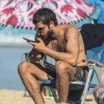 Chay Suede na praia de Ipanema
