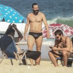 Chay Suede, Daniel Erthal e Heitor Martinez na praia de Ipanema