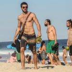 Chay Suede, Daniel Erthal e Heitor Martinez na praia de Ipanema
