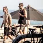Chay Suede e Daniel Erthal na praia de Ipanema