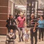 Michel Teló e Thais Fersoza chegam com os filhos a shopping do Rio de Janeiro